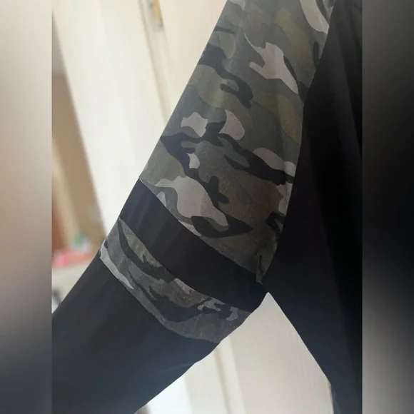 Avenue 26/28 black 3/4 sleeve with camouflage print. - Picture 3 of 5